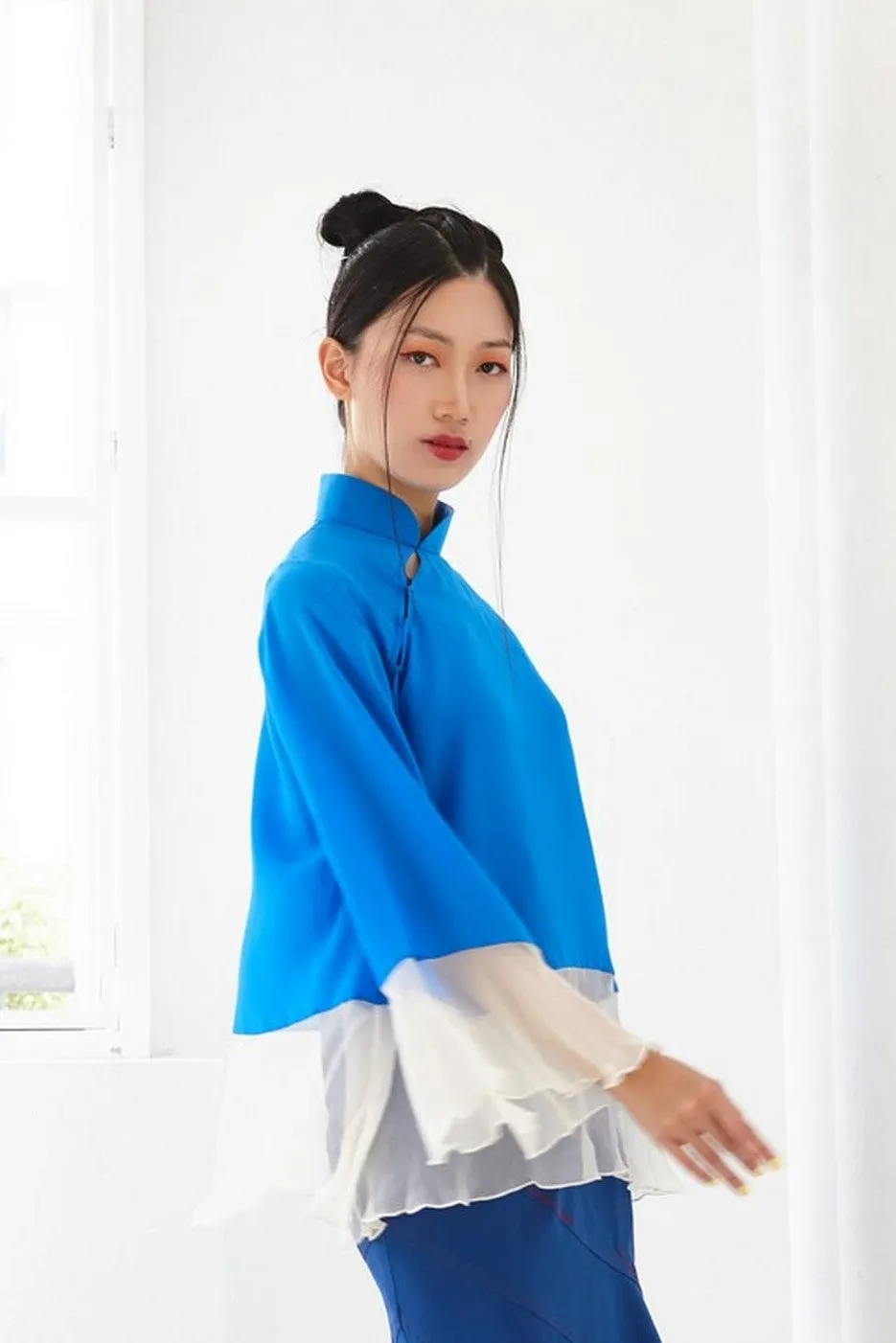 Pre-Order BLUE AND IVORY CHIFFON WITH BLUE SATIN SILK LOOSE FITTED OFF CENTERED MANDARIN COLLAR TOP WITH INNER BIAS CAMISOLE - BLUE